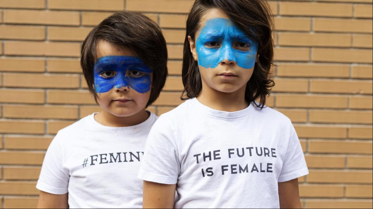 Adiós frases cursis: ahora las camisetas con mensaje hablan de salud mental y amor propio