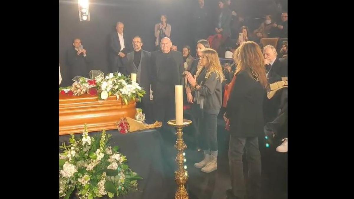 Jeanette canta Porque te vas en el velatorio de Carlos Saura