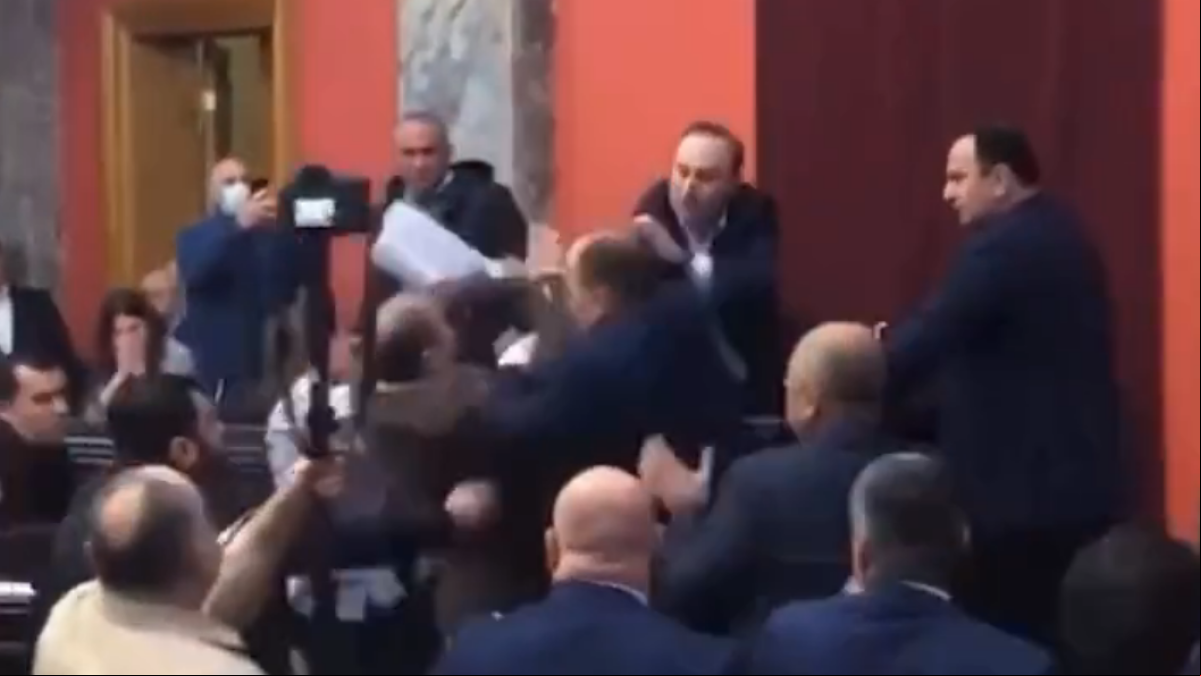 Una polémica ley rusa desencadena una pelea entre diputados en el parlamento de Georgia