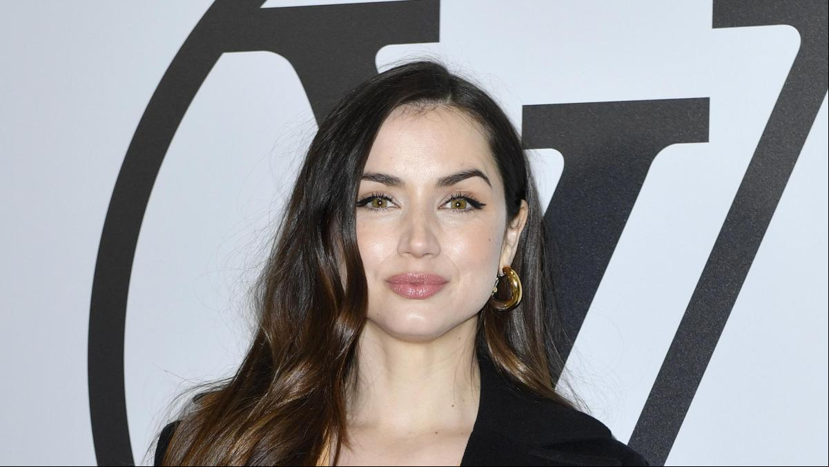 Minivestido y blazer: el look más casual y versátil de Ana de Armas