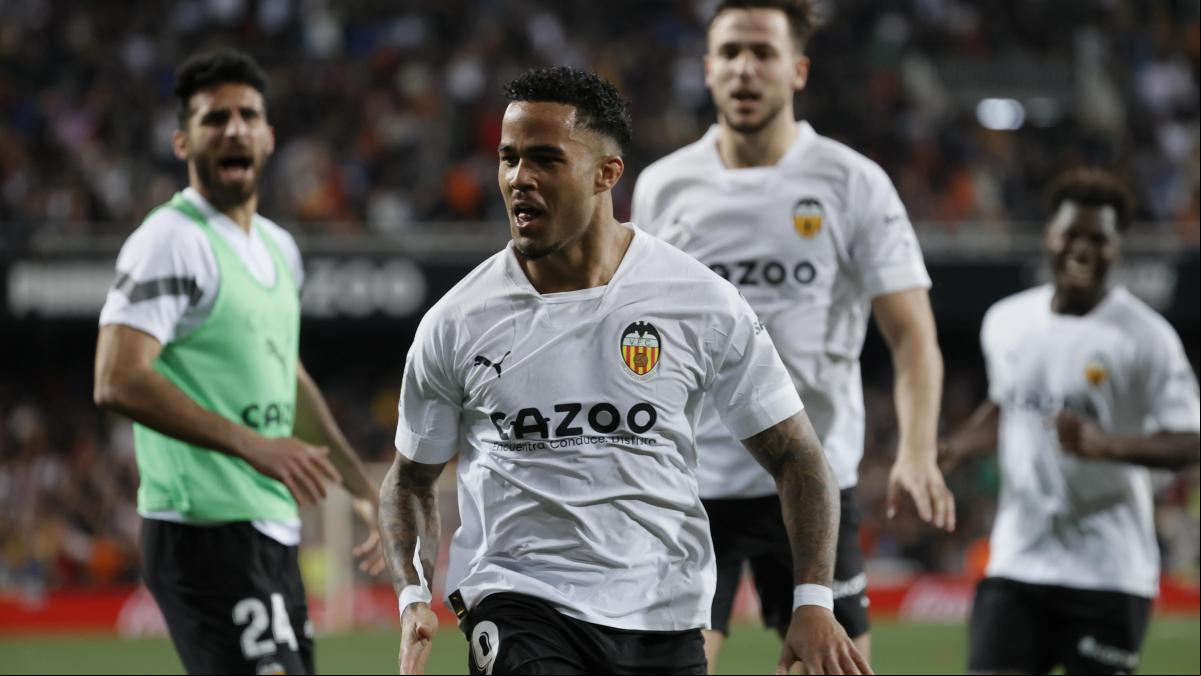 Kluivert saca al Valencia del descenso