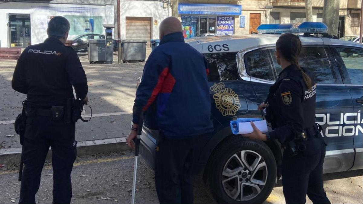 Detenidos dos septuagenarios, que acumulan 170 detenciones, por robar en vehículos de turistas
