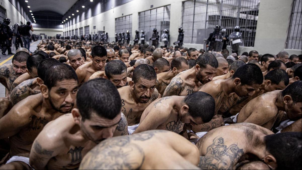 Bukele traslada otros 2.000 pandilleros la megacárcel de máxima seguridad de El Salvador