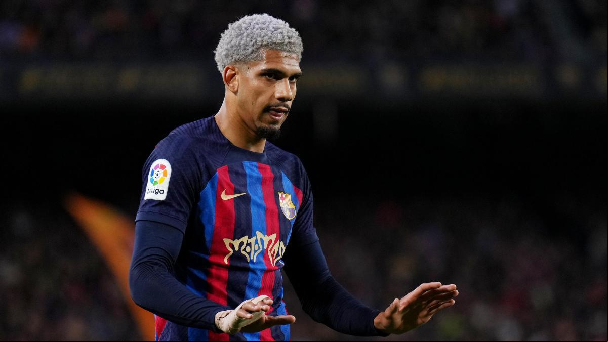 Araújo y De Jong acabaron lesionados el clásico y no viajan con sus selecciones