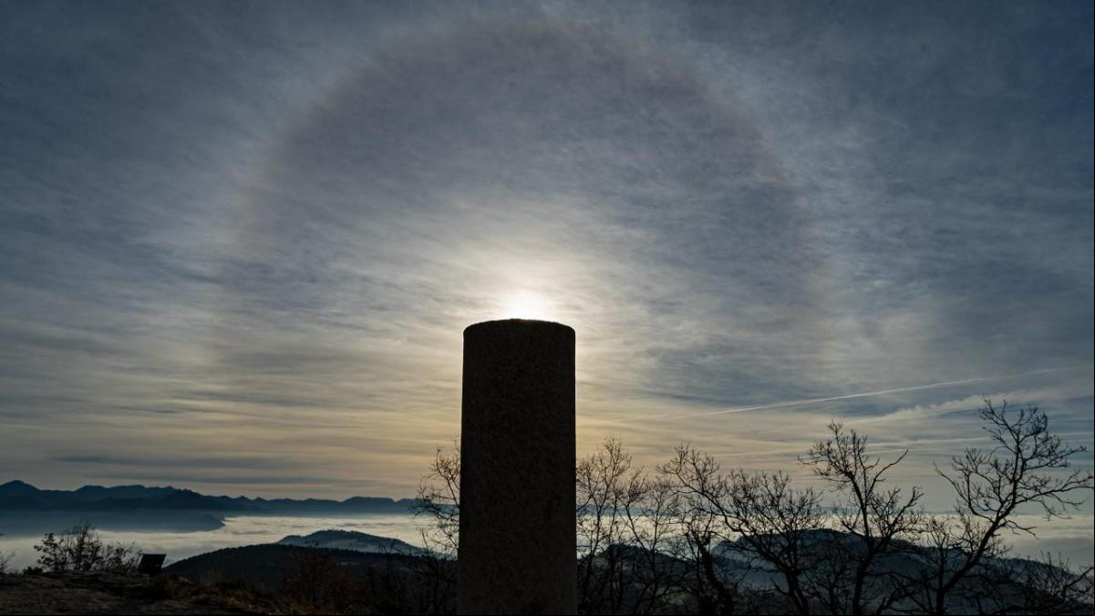 Cuando el halo solar vence a la niebla