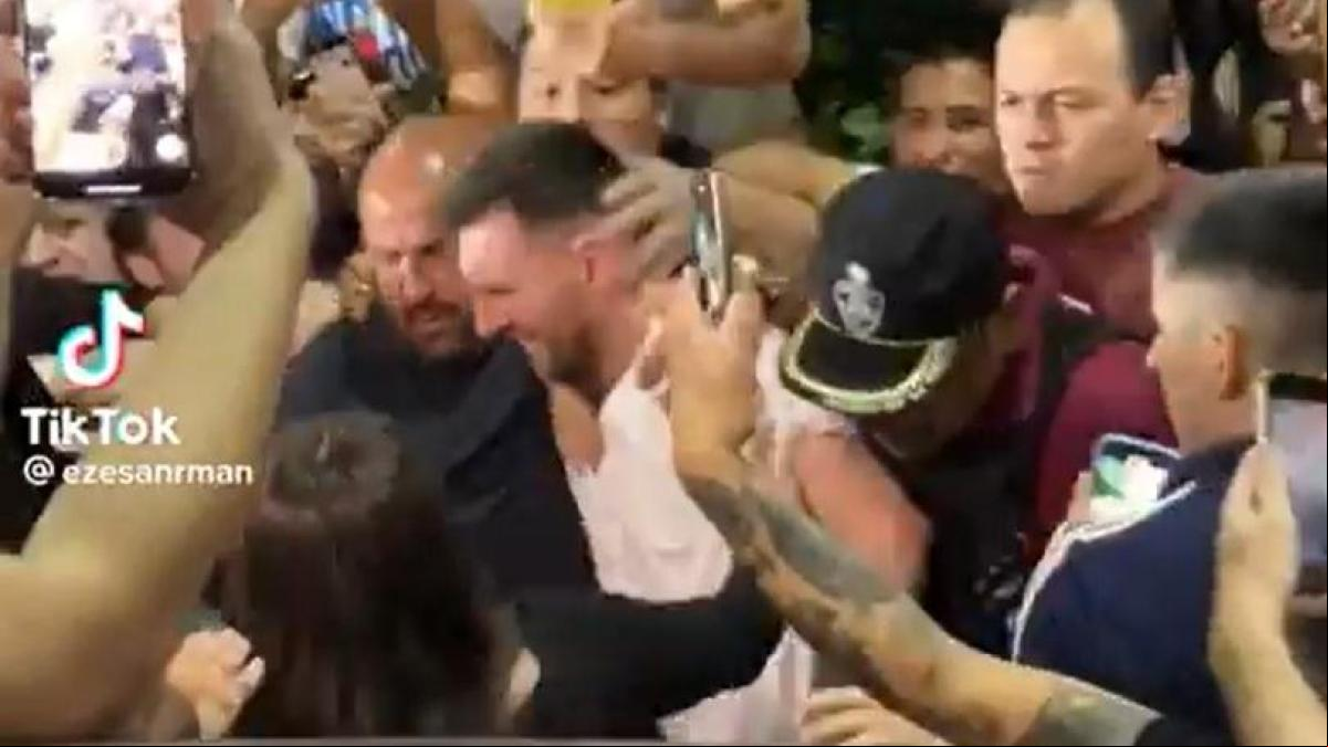Doscientos hinchas rodean el restaurante donde cena Messi