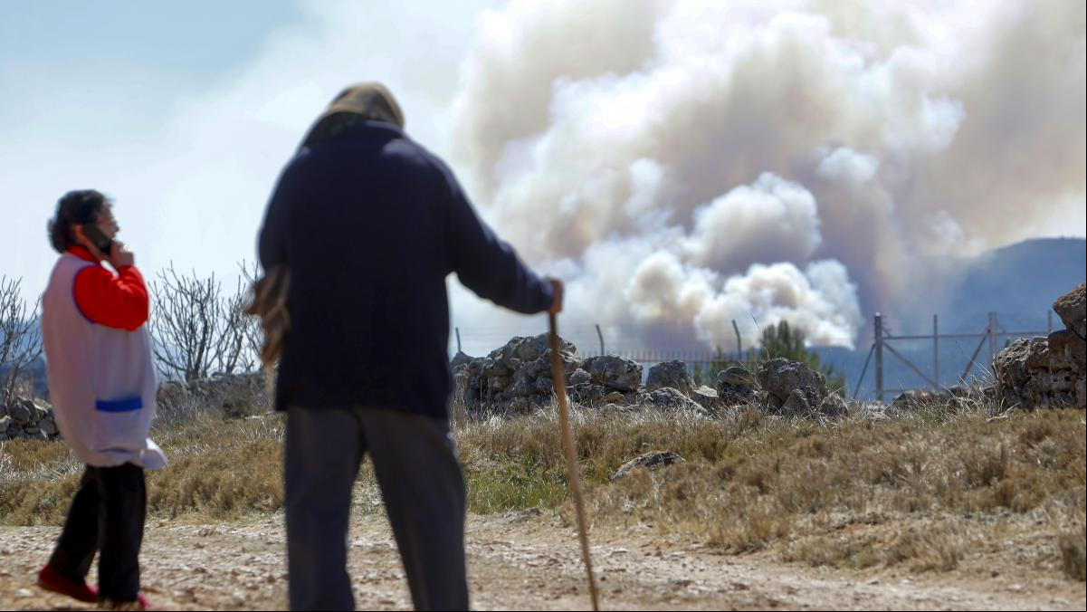 El fuerte viento reaviva el incendio de Castellón y obliga a desalojar tres pueblos más