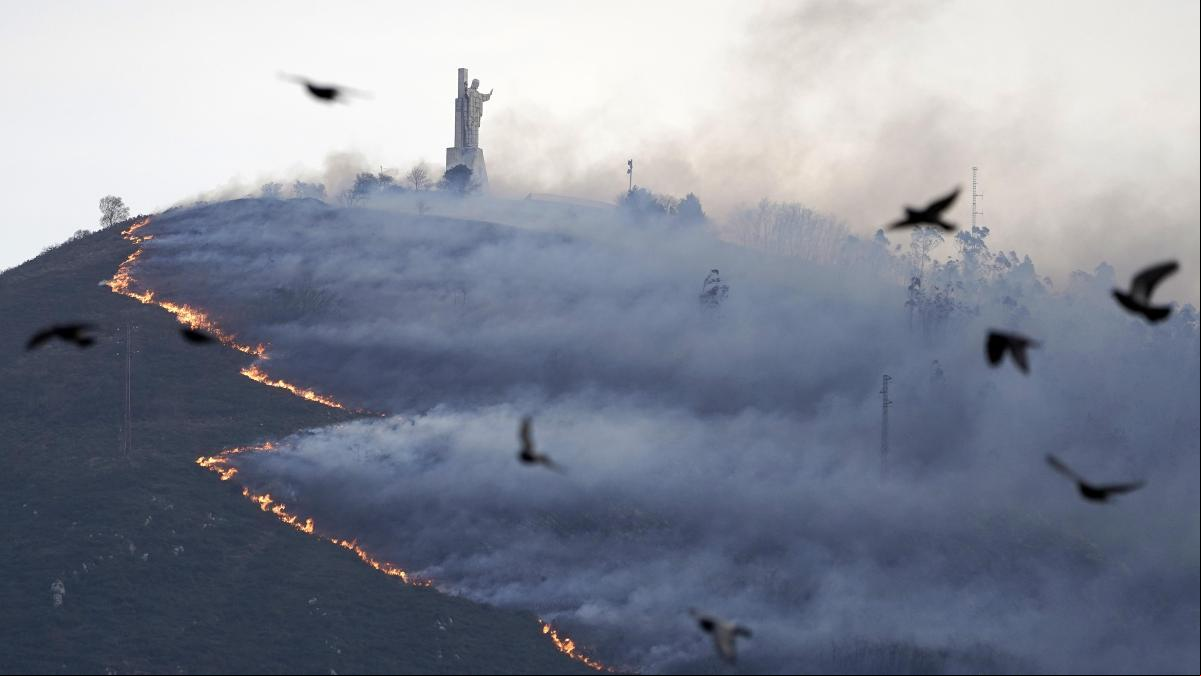Asturias sufre un infierno de fuego con varios incendios cercando Oviedo