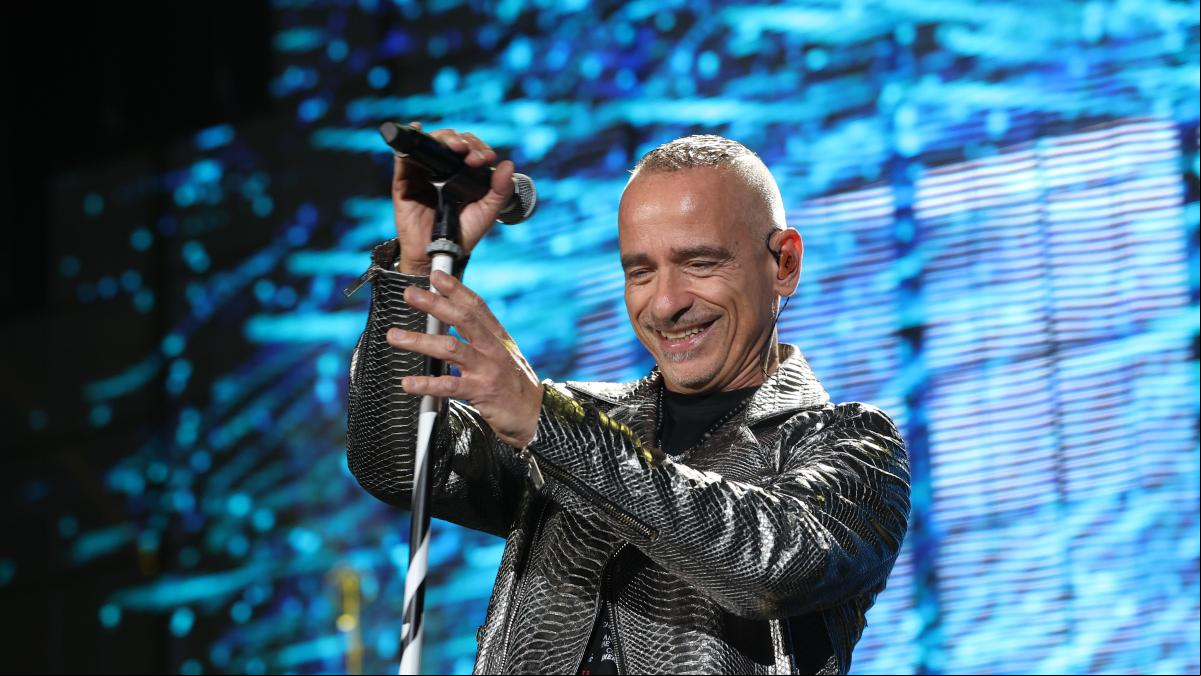Eros Ramazzotti se convierte en abuelo y horas después la lía en el WiZink Center de Madrid: ¡Me largo!