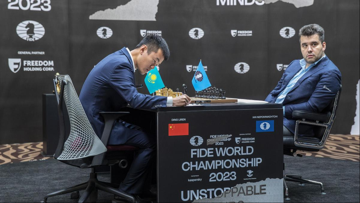 Nepo amarga a Ding Liren con negras y lidera el Mundial