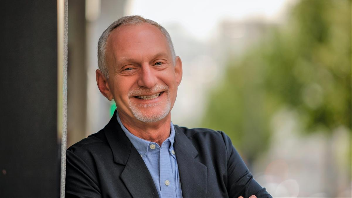 Waldinger, el psiquiatra de Harvard que investiga la felicidad: “A partir de los 45, somos más felices”
