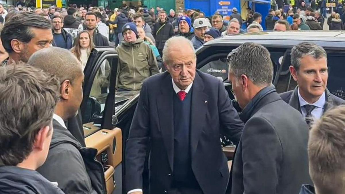 El rey Juan Carlos asiste a Stamford Bridge para ver el partido entre el Chelsea y el Real Madrid