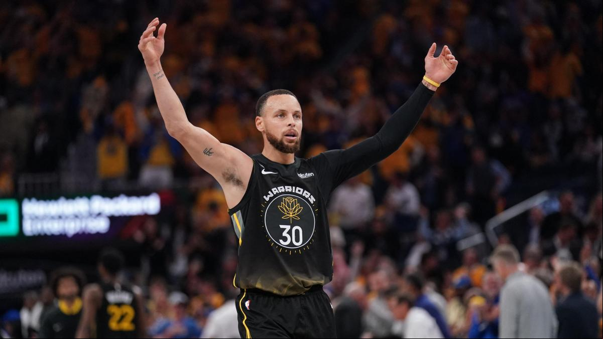 Curry le da un respiro a los Warriors y los Sixers dejan encaminada la serie con polémica incluida