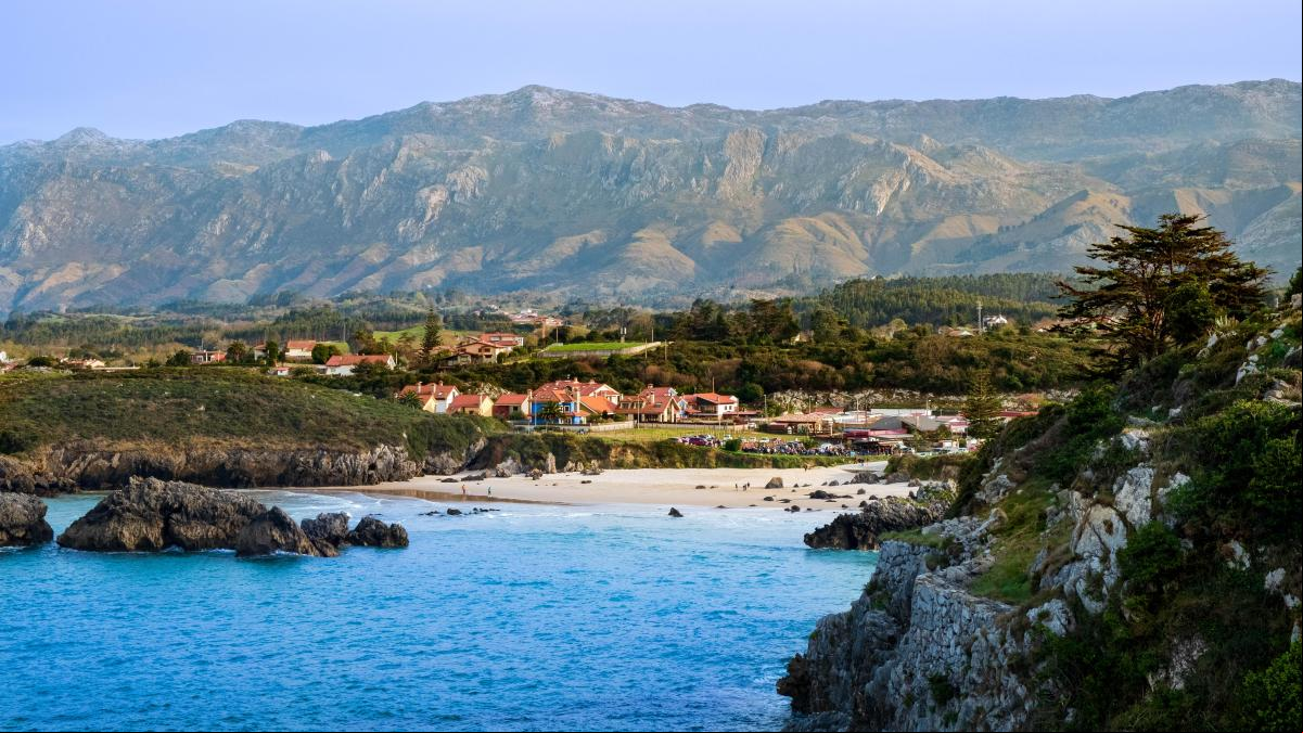 Llanes, playas de cine de Garci a Hugh Grant