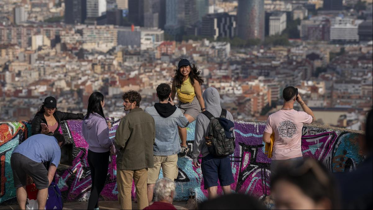 Los visitantes ya saltan las nuevas vallas de los búnkers del Carmel