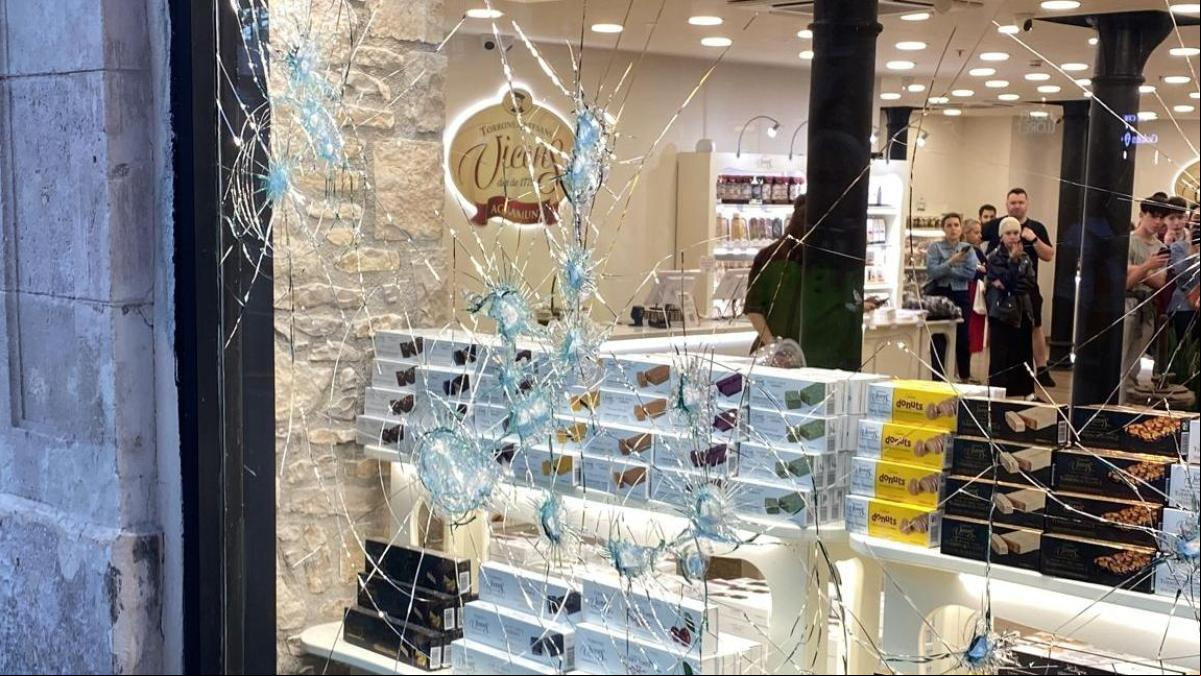 Destrozos en escaparates y cajeros tras la marcha alternativa del Primero de Mayo en Barcelona