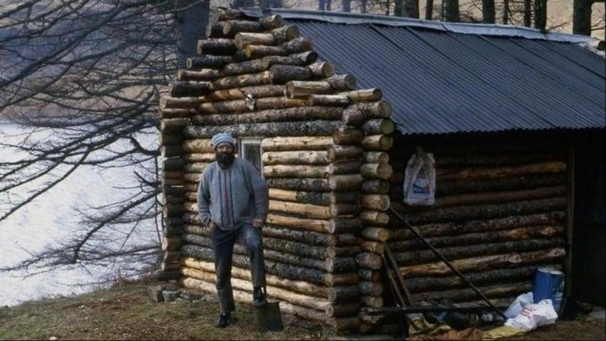 Construyó una casa con troncos en un bosque y vive aislado hace 40 años