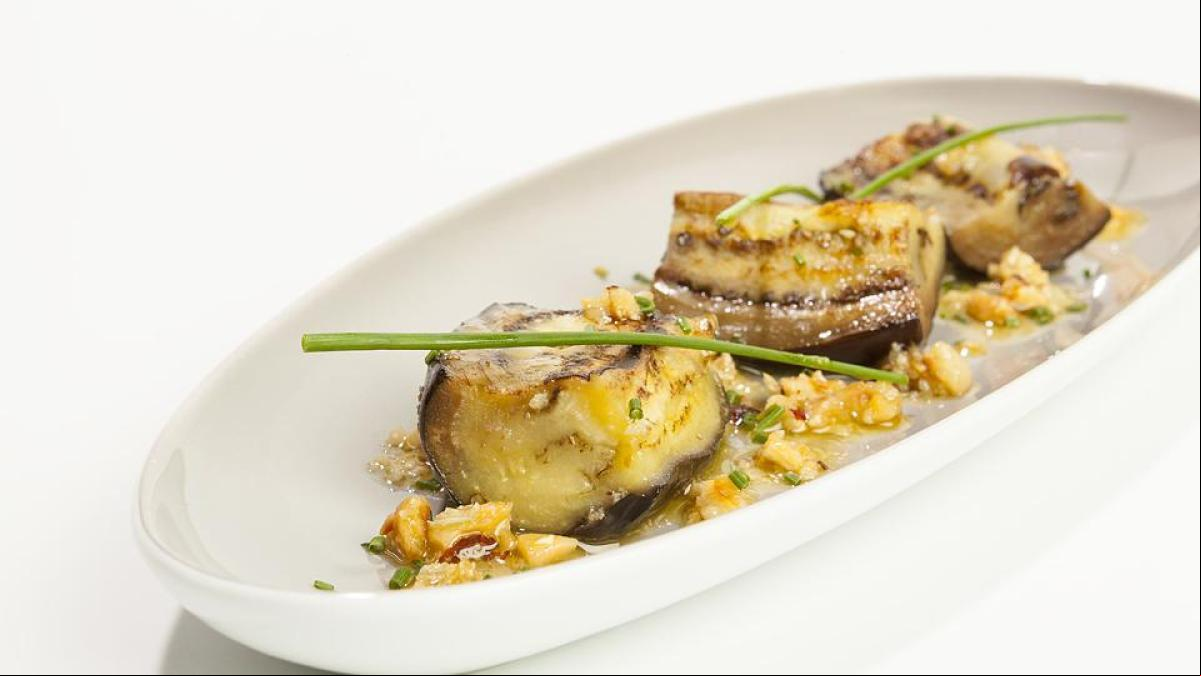 Prepara esta deliciosa berenjena con vinagreta de frutos secos