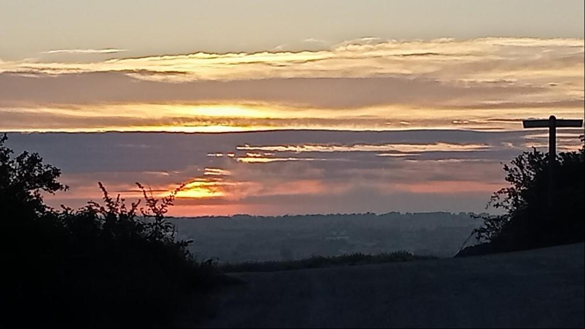 El colorido amanecer entre nubes en Calaf