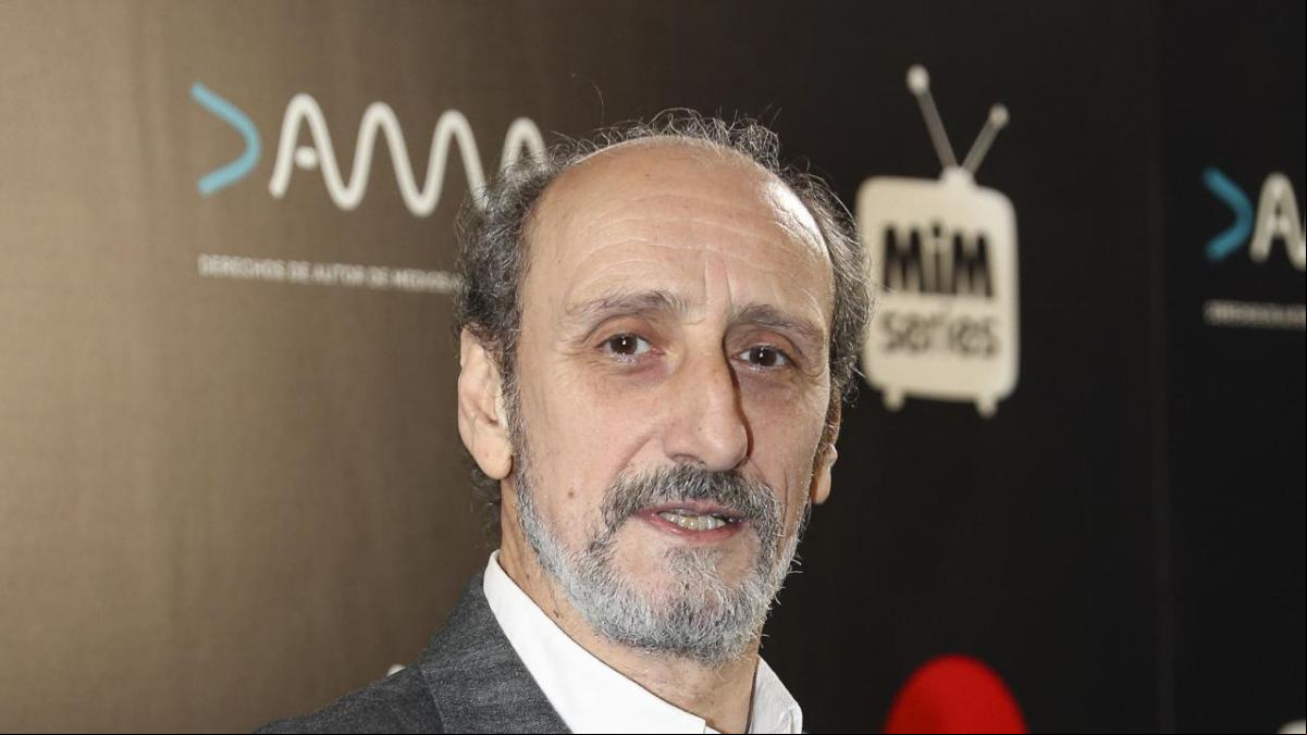 Hace dos años, en noviembre de 2021, José Luis Gil sufrió un ictus, que le llevó a estar varios días hospitalizado en la UCI y a tener que dejar de lado toda su carrera profesional y ahora dan la última hora sobre su estado