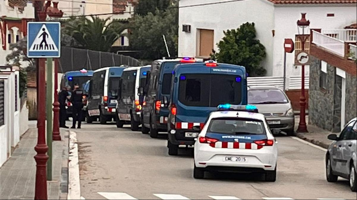 Los Mossos desalojan la casa ocupada de La Carbonella en Canet de Mar