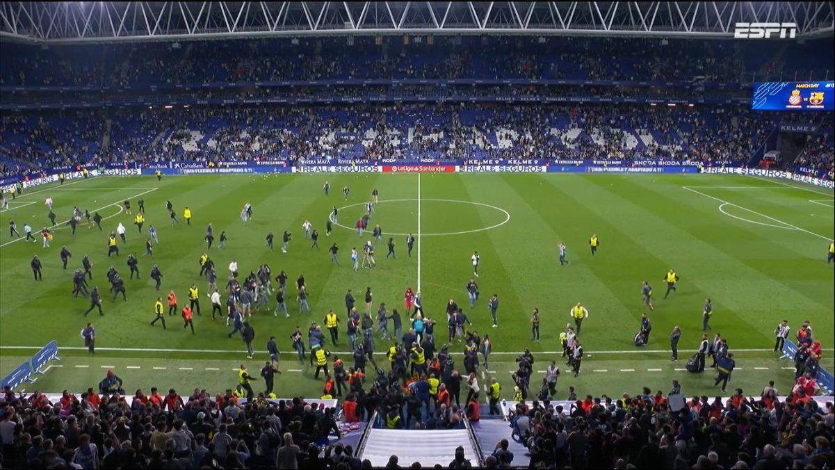 Aficionados del Espanyol invaden el campo para evitar la celebración blaugrana