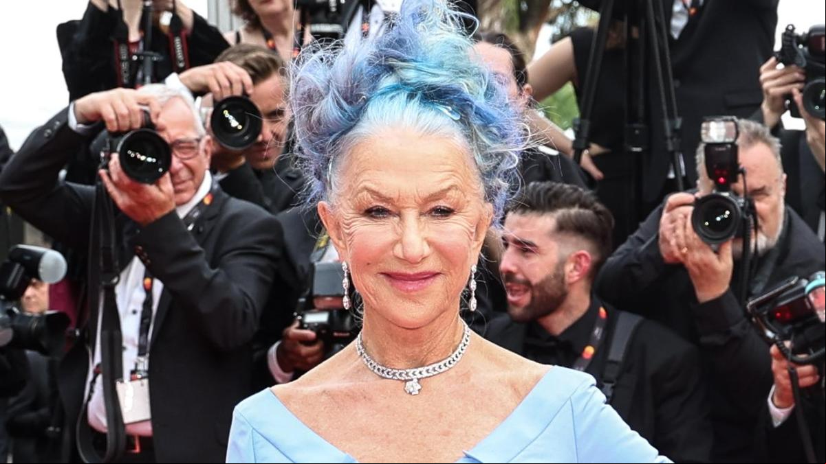 Helen Mirren impacta con el pelo azul en la alfombra roja del Festival de Cannes