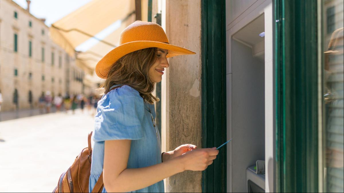 ¿Pensando ya en las vacaciones? 3 bancos que te dejan sacar dinero gratis en el extranjero