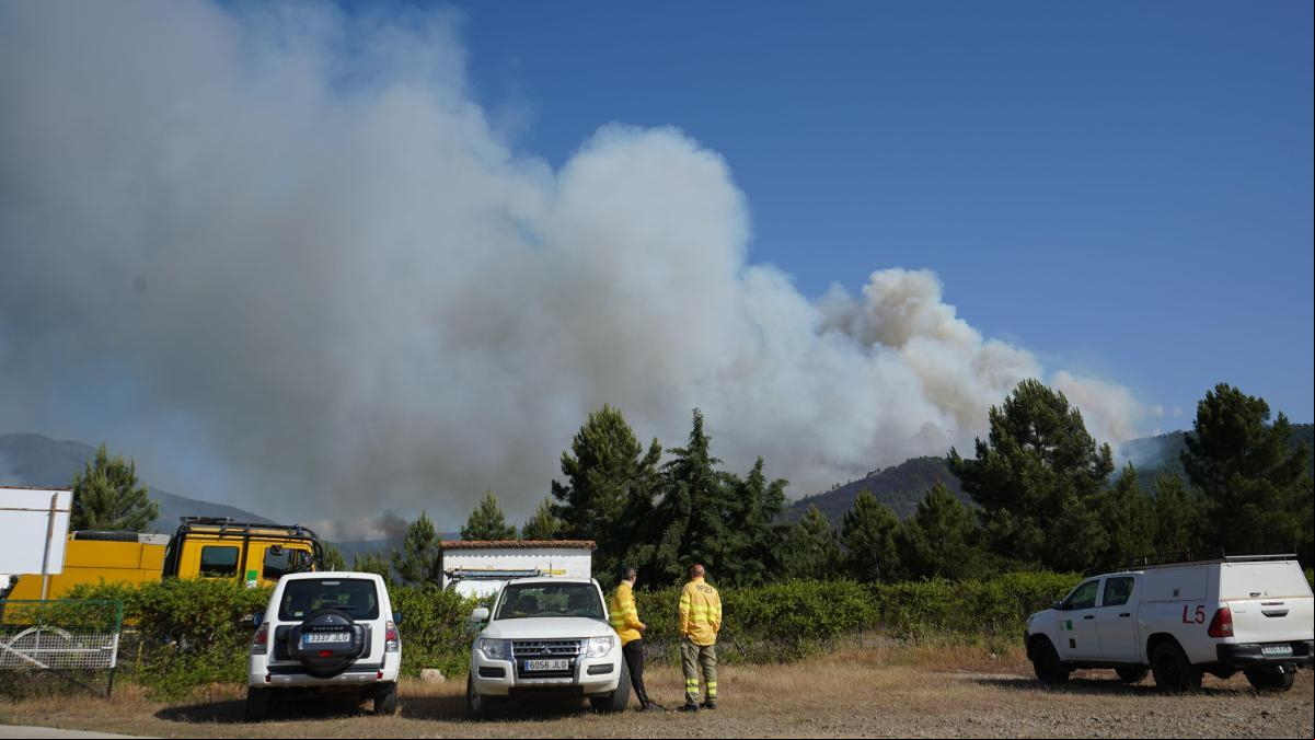 La disminución del viento permite controlar el incendio de Las Hurdes, dice Fernández Vara