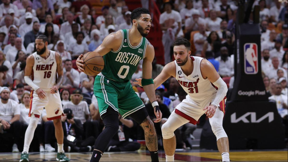 Los Celtics ganan en Miami y fuerzan el quinto partido