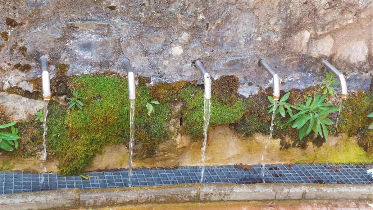 La fuente de Cercs contrasta con el pantano seco