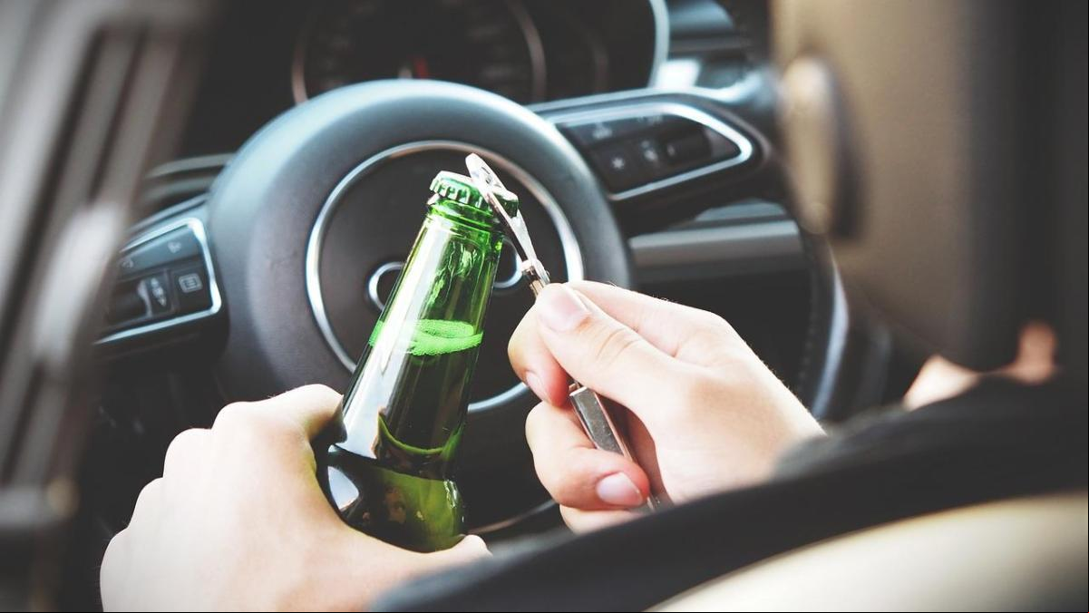 La DGT trabaja con Sanidad y las comunidades para retirar el carnet de conducir a las personas alcohólicas