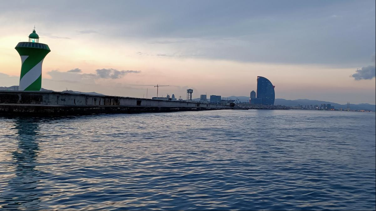 El faro verde y la vela gigante del litoral barcelonés
