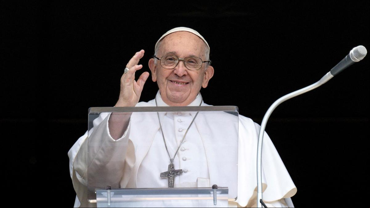 El papa Francisco reaparece en San Pedro tras la operación