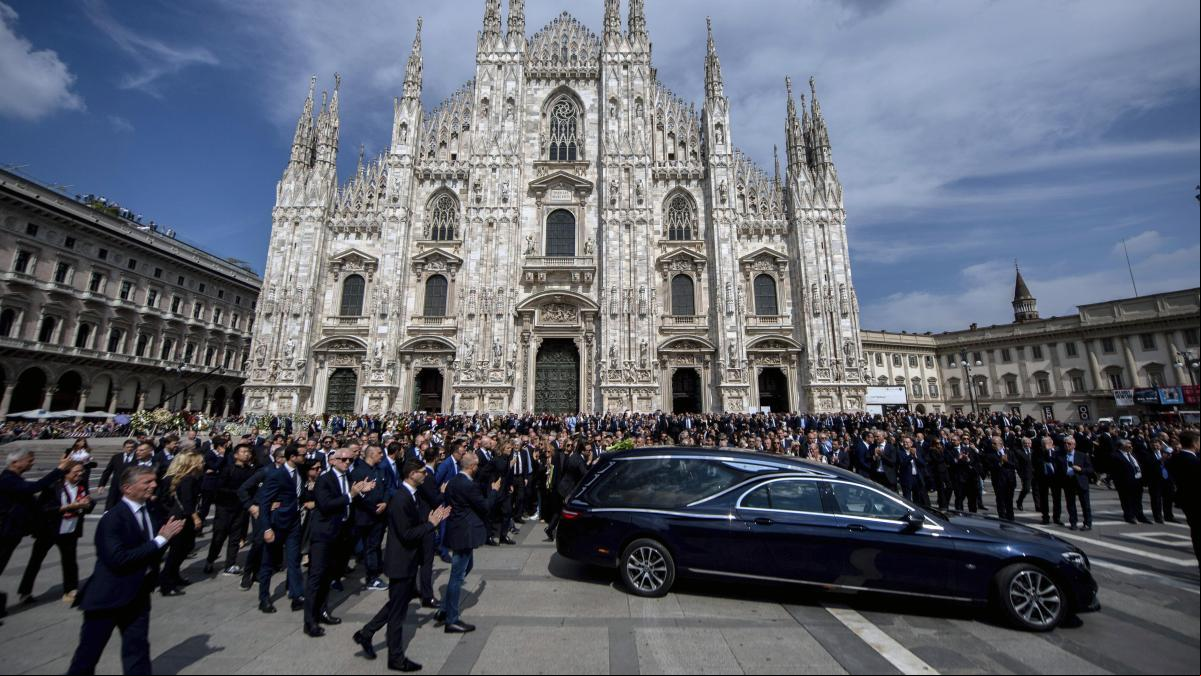 Italia comienza a renombrar lugares emblemáticos en honor a Berlusconi