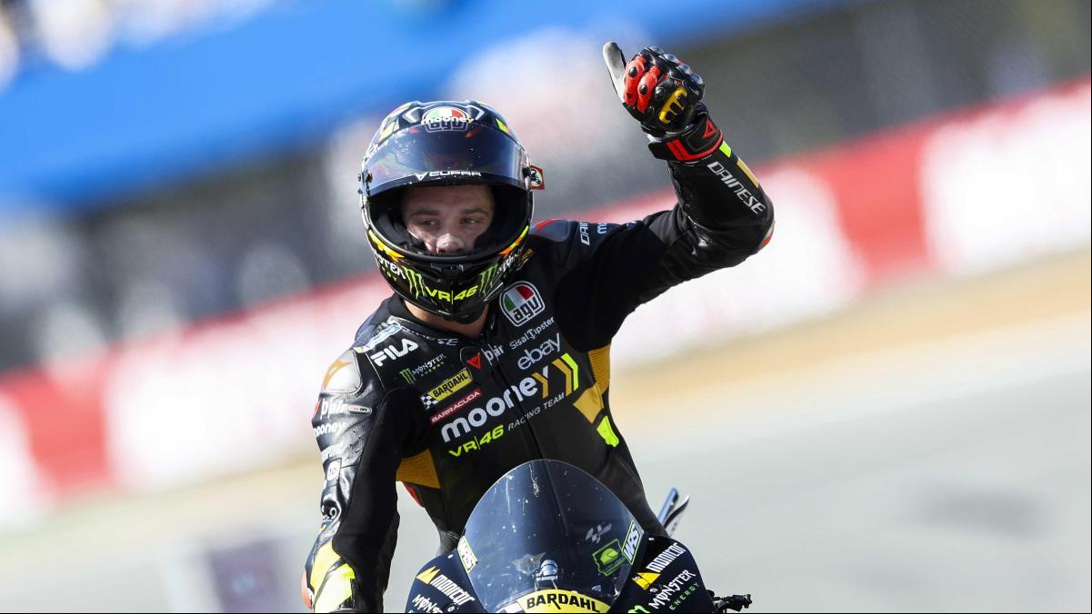 Bezzecchi se reengancha a la pelea por el título y Márquez toca fondo, 17.º