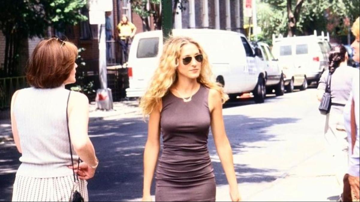 Carrie Bradshaw se avanzó en el tiempo: ya llevó el vestido tendencia de este verano