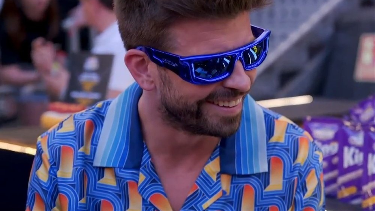 Gerard Piqué da la nota en la Velada del Año 3 con un look psicodélico