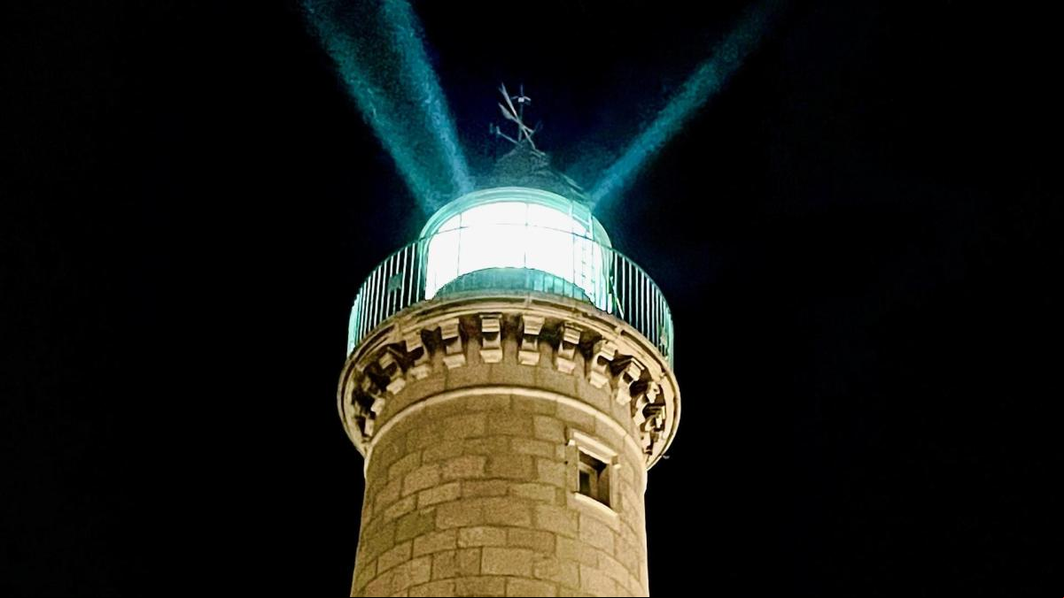 La luz de la Farola del Mediterráneo