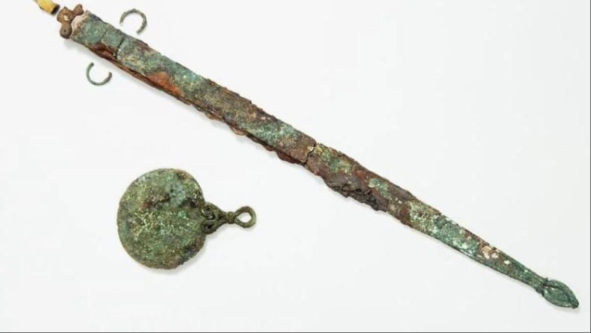El misterioso guerrero de las Islas Sorlingas al que enterraron con una espada… y un espejo
