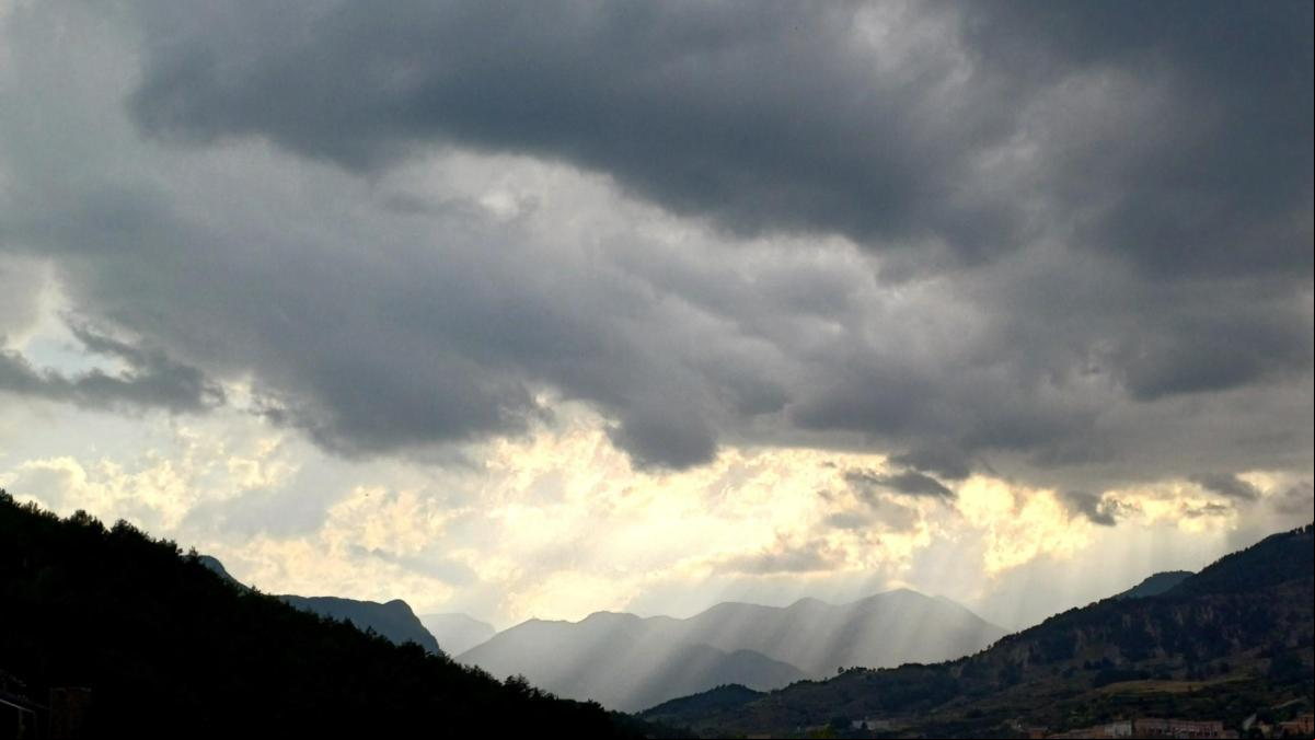 Puesta de sol crepuscular en La Pobla de Lillet