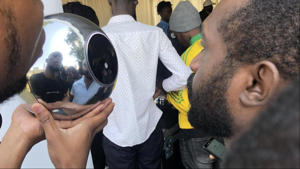 Worldcoin conquista Kenia: cientos de personas hacen cola para escanear su iris a cambio de tokens