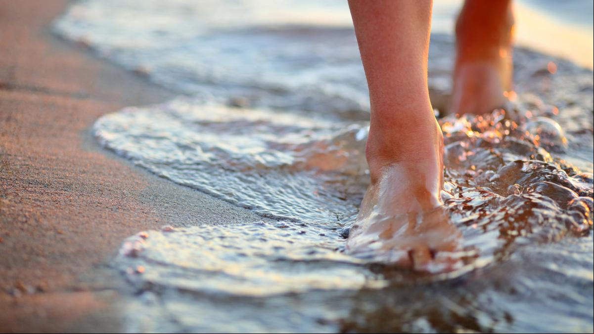 ¿Es bueno realmente andar descalzos por la orilla de la playa? Desmontando algunos mitos