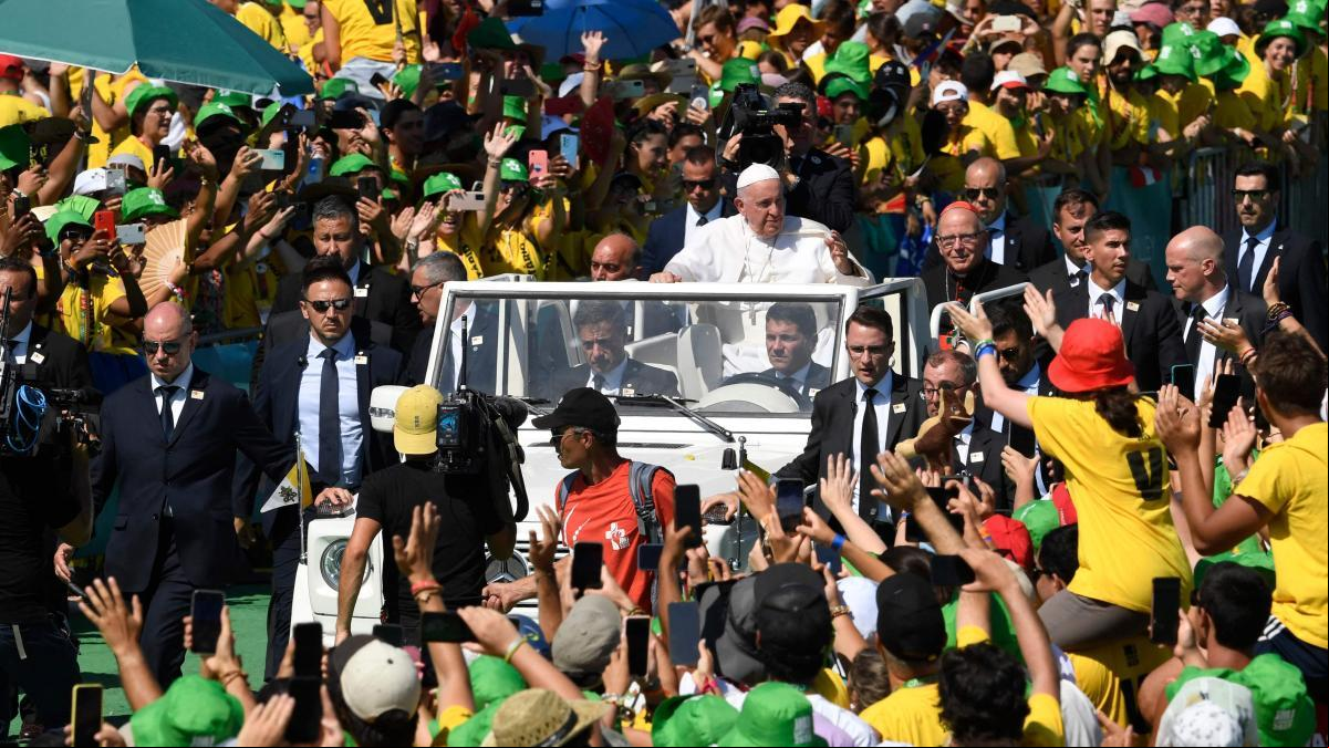 El Papa deja Lisboa con una movilización histórica y el mensaje de una Iglesia para todos