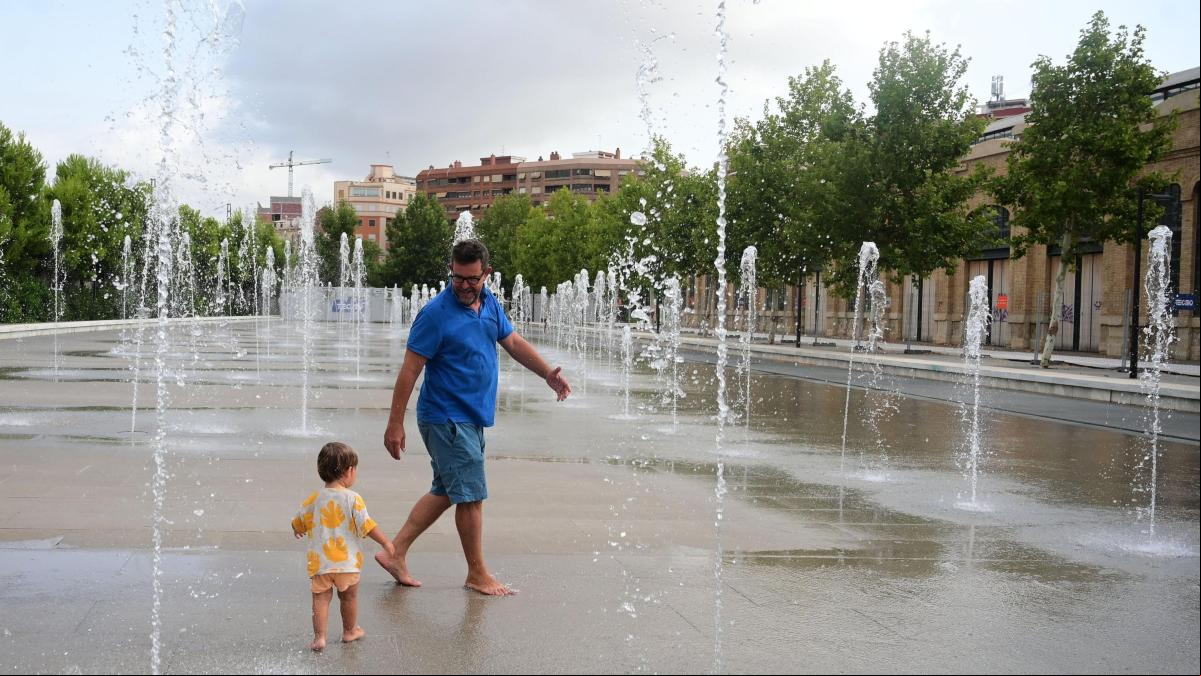 València multará con 750 euros a quienes se bañen en los estanques en el Parc Central