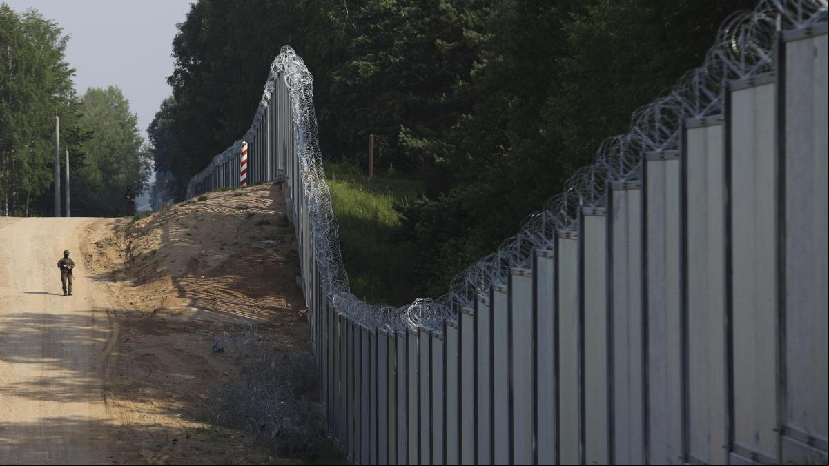 Varsovia envía otro millar de soldados a reforzar su frontera con Bielorrusia