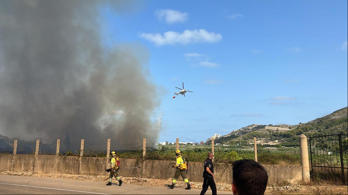 Controlado el incendio de Cullera que afecta a terreno forestal del Parque Natural de la Albufera