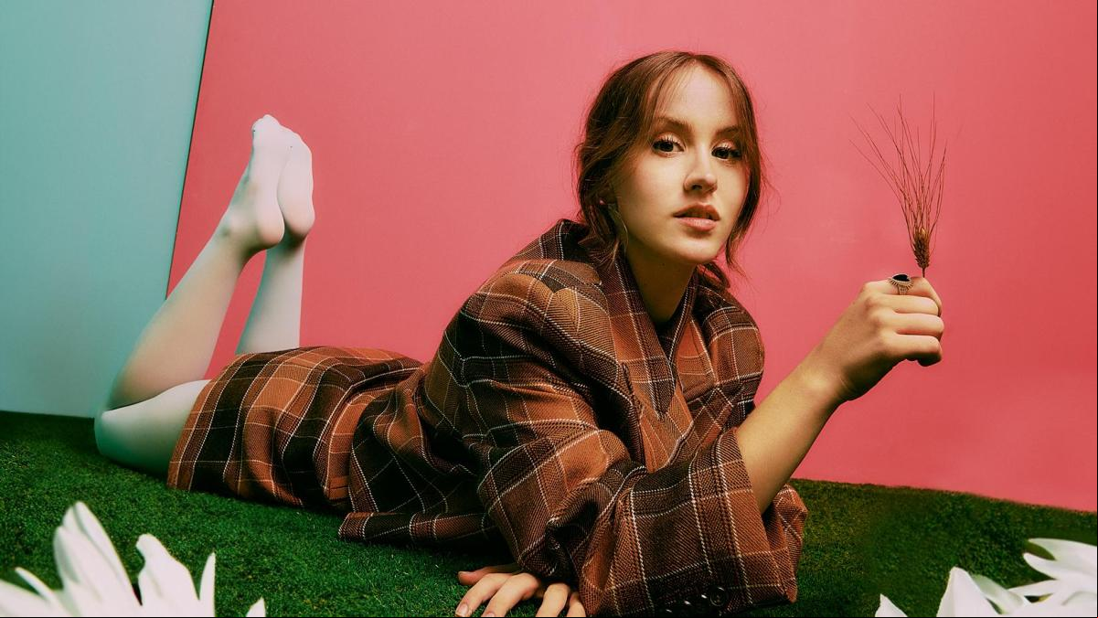 Las nuevas caras de ‘Campeonex’ eligen una moda urbana, colorista y fácil de llevar