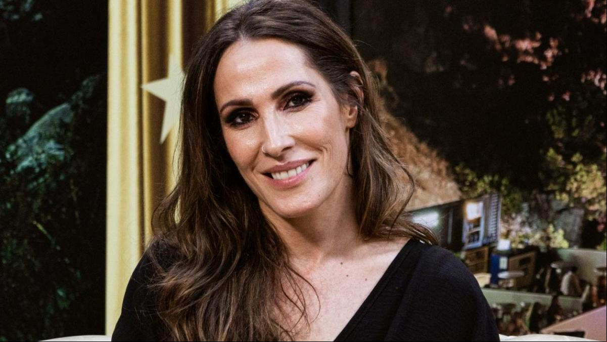 Malú para un concierto debido a un accidente: Lo que está pasando no está bien