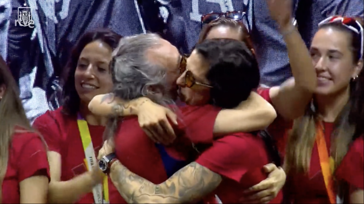 Momentazo de Jennifer Hermoso con Camela durante la celebración de España